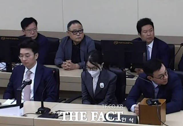 공직 청탁과 함께 금품을 받은 이른바 '매관매직' 혐의로 재판에 넘겨진 김건희 여사가 지난 6월 26일 오후 서울 서초구 서울중앙지방법원에서 열린 1심 선고 공판에 참석하고 있다. /KNN 유튜브 영상 캡쳐
