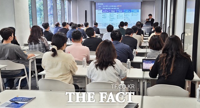 한국스포츠레저 임직원들이 지난 8월 24일(월) 진행된 김호기 교수의 국정철학 특강을 듣고 있다./한국스포츠레저