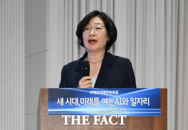 임영미 고용노동부 고용정책실장이 25일 오후 서울 마포구 중소기업DMC타워에서 열린 '제2회 더팩트 미래전략포럼'에 참석해 'AI 시대 고용안전망 강화와 인재 양성'에 대한 주제로 특별 강연을 펼치고 있다. /박헌우 기자