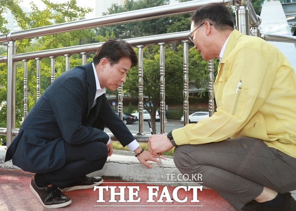 전문학 대전시 서구청장(왼쪽)이 25일 다모아보도육교 정비사업 현장을 찾아 갈라진 틈새를 확인하며 점검하고 있다. /대전시 서구
