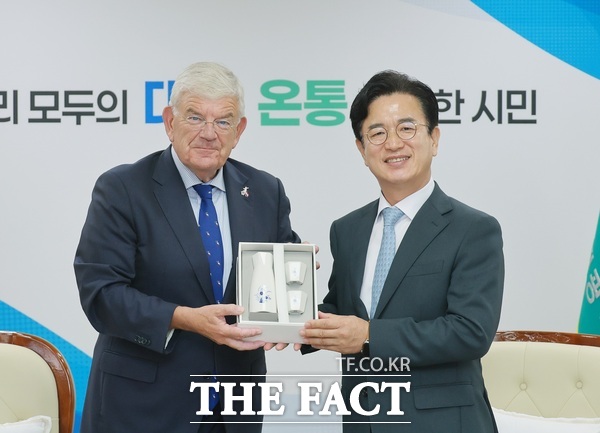 얀 반 자넨 헤이그시장과 허태정 대전시장이 25일 면담을 갖고 기념촬영을 하고 있는 모습. /대전시