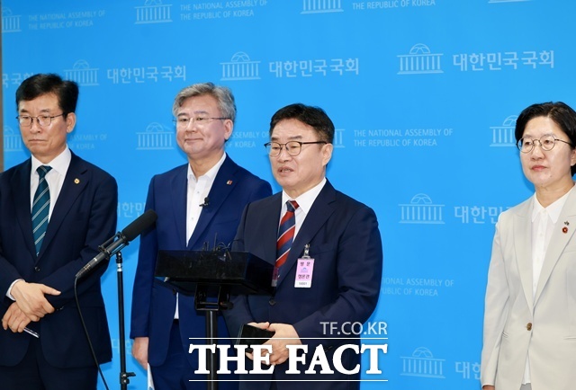 25일 국회에서 열린 지방교육재정교부금 제도 개편 관련 긴급 기자회견에서 권순기(오른쪽 두 번째)교육감이 학생 수 감소를 근거로 교육재정을 축소하려는 정부의 개편 논의에 입장을 밝히고 있다. /경남교육청
