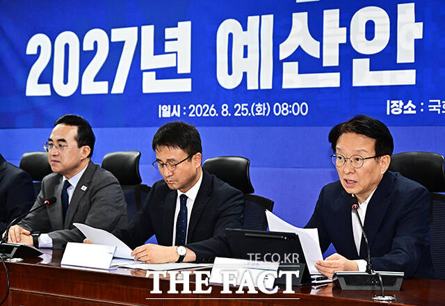 인사말 하는 권칠승 더불어민주당 정책위의장(오른쪽).