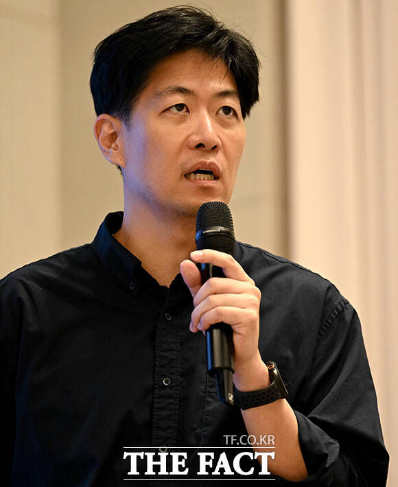 이준 웍스피어 사업운영부문 전무가 25일 오후 서울 마포구 중소기업DMC타워에서 열린 '제2회 더팩트미래전략포럼'에 참석해 'AI로 재편되는 채용 패러다임'을 주제로 특별 강연을 하고 있다. /박상민 기자