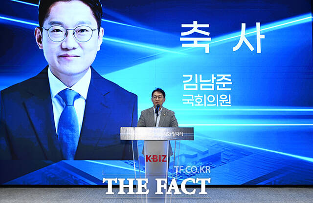 김남준 더불어민주당 의원이 25일 오후 서울 마포구 중소기업DMC타워에서 열린 '제2회 더팩트 미래전략포럼'에 참석해 축사를 하고 있다. /박헌우 기자