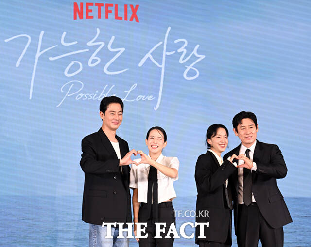 배우 조인성과 조여정, 이창동 감독, 전도연, 설경구(왼쪽부터)가 25일 서울 마포구 호텔 나루 서울 엠갤러리에서 열린 넷플릭스 영화 '가능한 사랑' 제작보고회에 참석해 포즈를 취하고 있다. /이새롬 기자