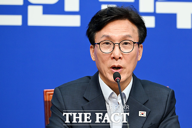 대통합추진단 1차 회의에서 모두발언 하는 김민석 대표(가운데).