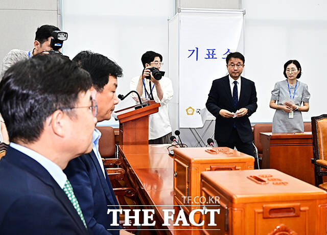 투표하는 한병도 운영위원장.