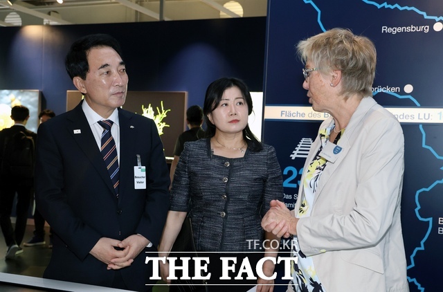 박수현 충남도지사(왼쪽)가 독일 루트비히스하펜 바스프 본사를 방문해 관계자로부터 사업 현황과 탄소중립 추진 방안에 대한 설명을 듣고 있다. /충남도