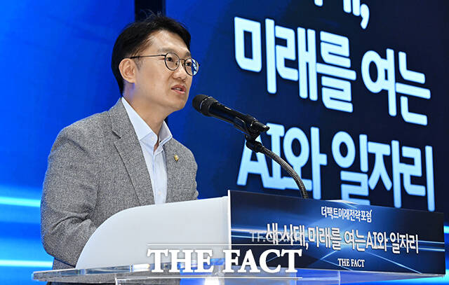 김남준 더불어민주당 의원이 25일 오후 서울 마포구 중소기업DMC타워에서 열린 '제2회 더팩트 미래전략포럼'에 참석해 축사를 하고 있다. /박헌우 기자