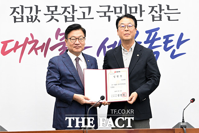 정 원내대표(왼쪽)와 기념촬영하는 곽규택 원내부대표.