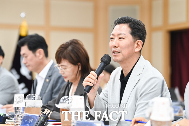김장호 구미시장이 24일 구미시청에서 열린 경북 로봇산업 공급망 대응 TF 발족식에서 구미를 K-로봇 공급망 핵심 거점으로 육성하기 위한 전략과 지역기업 지원 방향을 설명하고 있다. /구미시