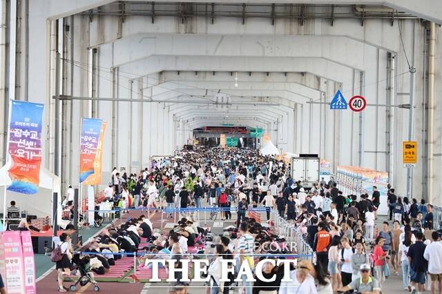 5년 차를 맞으며 누적 관광객 647만여 명을 기록한 서울의 대표 축제 '2026 차 없는 잠수교 뚜벅뚜벅 축제'가 올가을 8주 동안 매주 다른 축제로 시민들을 찾아온다. 사진은 차 없는 잠수교 뚜벅뚜벅 축제 잠수교 전경./서울