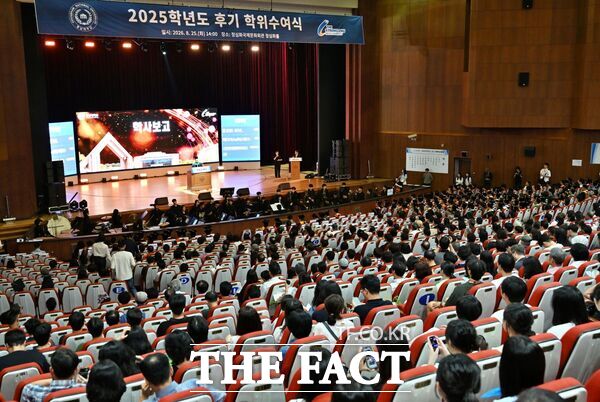 충남대학교가 25일 정심화국제문화회관 정심화홀에서 학사 847명, 석사 519명, 박사 143명 등 1509명이 학위를 받은 '2025학년도 후기 학위수여식'을 개최했다. /충남대학교