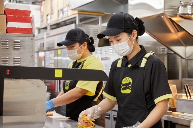 신세계푸드는 지난 7월 기준 노브랜드 버거를 운영하는 여성 가맹점주 수가 전년 동기 대비 52% 증가했다고 25일 밝혔다. /신세계푸드
