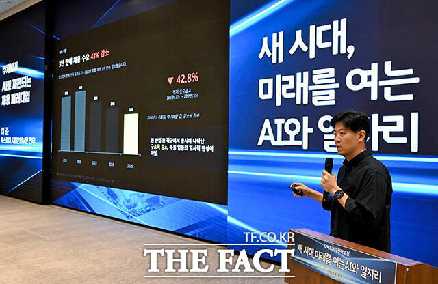 이준 웍스피어 사업운영부문 전무가 25일 오후 서울 마포구 중소기업DMC타워에서 열린 '제2회 더팩트미래전략포럼'에 참석해 'AI로 재편되는 채용 패러다임'을 주제로 특별 강연을 하고 있다. /박상민 기자