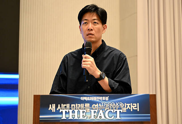 이준 웍스피어 사업운영부문 전무가 25일 오후 서울 마포구 중소기업DMC타워에서 열린 '제2회 더팩트미래전략포럼'에 참석해 'AI로 재편되는 채용 패러다임'을 주제로 특별 강연을 하고 있다. /박상민 기자