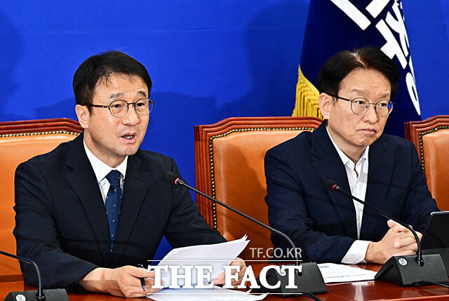 한병도 더불어민주당 원내대표(가운데)가 25일 오전 서울 여의도 국회에서 열린 원내대책회의에 참석해 모두발언을 하고 있다. /국회=배정한 기자