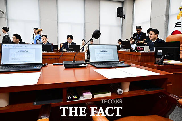 회의 주재하는 한병도 운영위원장.