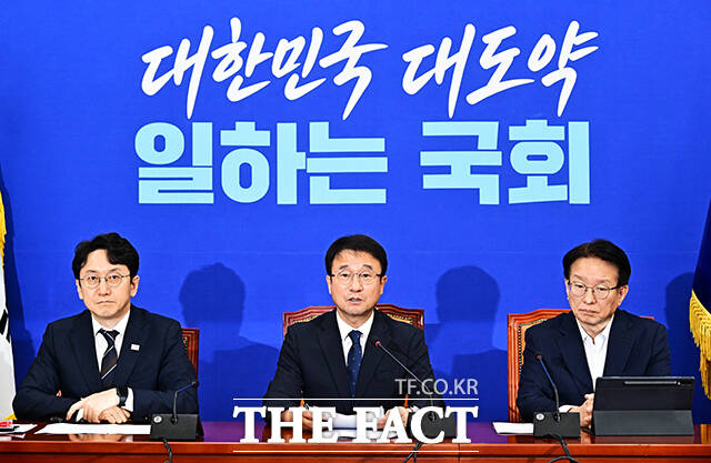 한병도 더불어민주당 원내대표(가운데)가 25일 오전 서울 여의도 국회에서 열린 원내대책회의에 참석해 모두발언을 하고 있다. /국회=배정한 기자