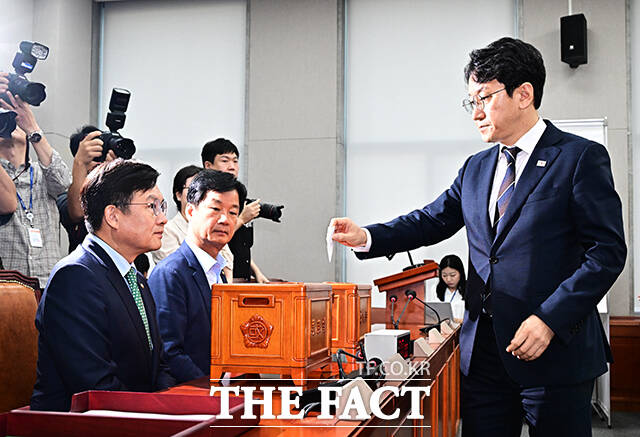 투표하는 천준호 더불어민주당 원내운영수석부대표.