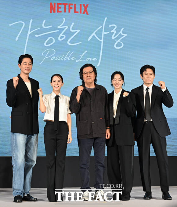 배우 조인성과 조여정, 이창동 감독, 전도연, 설경구(왼쪽부터)가 25일 서울 마포구 호텔 나루 서울 엠갤러리에서 열린 넷플릭스 영화 '가능한 사랑' 제작보고회에 참석해 포즈를 취하고 있다. /이새롬 기자