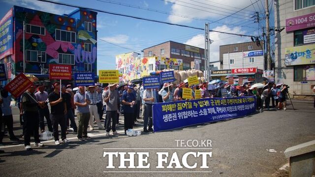 광주군공항이전 신안군대책위원회가 25일 오전 압해읍에서 신안군의 이전주변지역 지정과 관련 용역자료 공유 등을 요구하는 집회를 갖고 있다./뉴시스