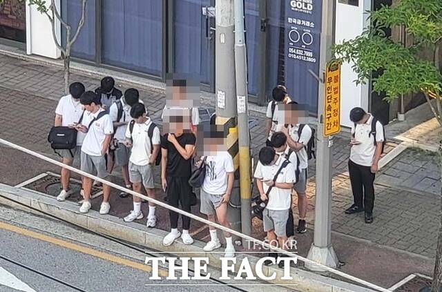 25일 오전 경북 영주시 대학로 다이소 인근 버스정류장에서 버스를 기다리던 대부분의 학생들이 스마트폰을 만지고 있다. /김성권기자