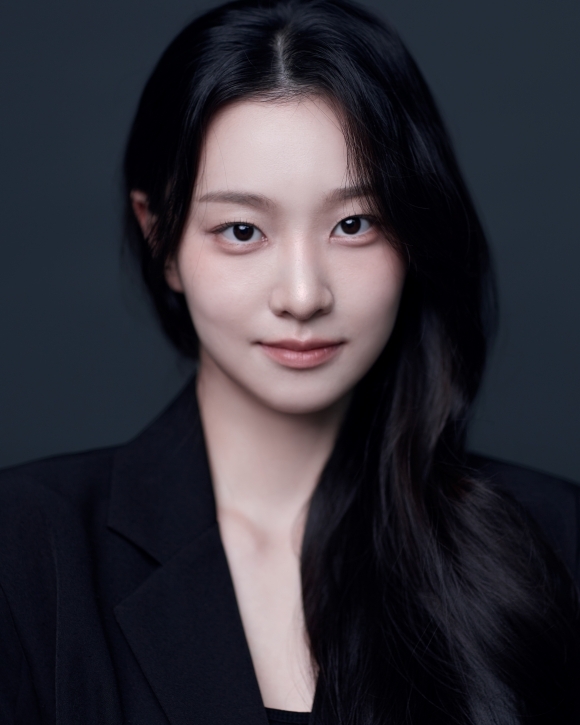 배우 김이경이 현 소속사 빅스마일엔터테인먼트와 재계약을 체결했다. /빅스마일엔터테인먼트