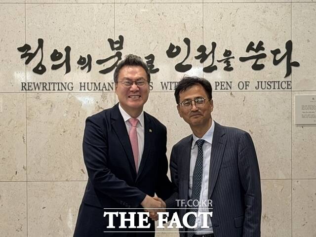 6·3 지방선거 투표용지 부족 사태 등 선거관리위원회를 둘러싼 의혹을 수사하는 이태한 특별검사가 25일 오전 서울 서초구 변호사회관에서 조순열 서울지방변호사회장을 예방했다. /김해인 기자