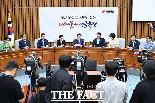 원내대책회의에서 발언하는 정 원내대표(가운데).