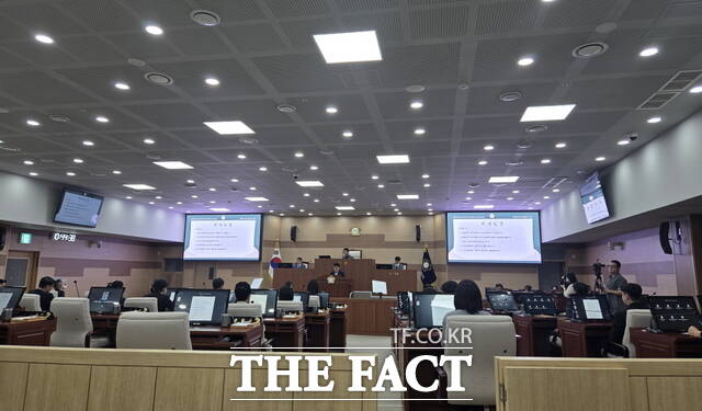 아산시의회 제267회 정례회 제1차 본회의가 25일 오전 본회의장에서 개회돼 결산 승인 등 주요 의사일정을 처리하고 있다. /정효기 기자