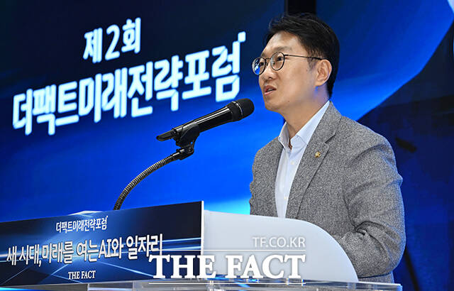 김남준 더불어민주당 의원이 25일 오후 서울 마포구 중소기업DMC타워에서 열린 '제2회 더팩트 미래전략포럼'에 참석해 축사를 하고 있다. /박헌우 기자