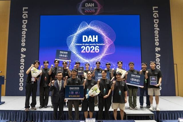 DAH 2026 대상을 수상한 Aegis Protocol팀과 최우수상의 필승 Yes I Can팀, 우수상의 사이버인민군팀, 장려상의 에이아이 깎던 육군팀이 신익현 LIG D&A 대표이사(앞줄 왼쪽)와 함께 기념촬영을 하고 있다. /LIG D&A