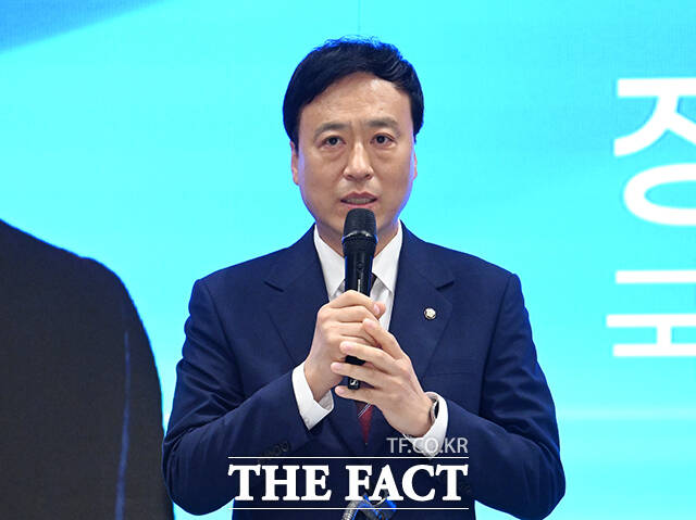 정성국 국민의힘 의원이 25일 오후 서울 마포구 중소기업DMC타워에서 열린 '제2회 더팩트 미래전략포럼'에 참석해 축사를 하고 있다. /박헌우 기자