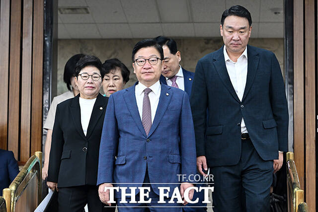 원내대책회의에서 발언하는 정 원내대표(가운데).
