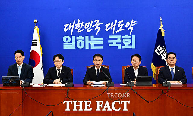 한병도 더불어민주당 원내대표(가운데)가 25일 오전 서울 여의도 국회에서 열린 원내대책회의에 참석해 모두발언을 하고 있다. /국회=배정한 기자