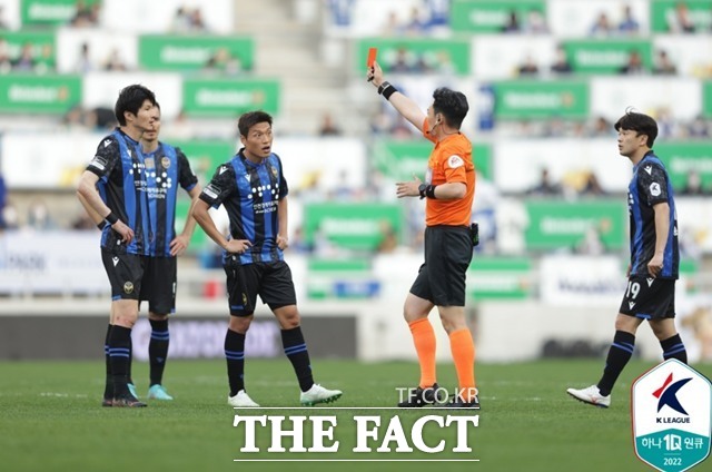 대한축구협회(KFA)가 K리그 판정의 공정성과 신뢰를 담보하기 위해 심판 평가 시스템을 보완했다. 프로 심판의 정·오심을 가리고 승강 평점을 매기는 핵심 기구에 사상 처음으로 ‘비(非)심판 출신’ 위원을 40% 이상 배치하며 폐쇄적 구조 탈피를 선언했다./K리그