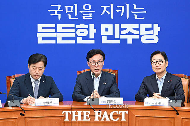 대통합추진단 1차 회의에서 모두발언 하는 김민석 대표(가운데).