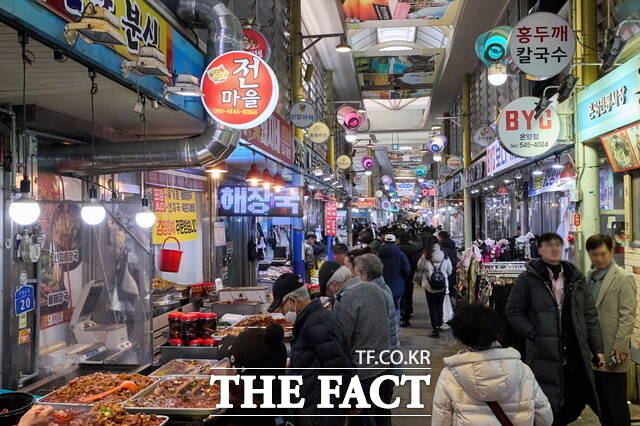 25일 한국은행이 발표한 '8월 소비자동향조사'에 따르면 소비자심리지수(CCSI)는 104.5로 전월(106.8)보다 2.3포인트 하락했다. 사진은 본 기사와 무관합니다. /더팩트DB