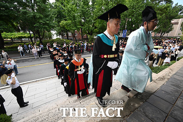 25일 오전 서울 종로구 성균관대학교 대성전에서 졸업생들이 '2026년 여름 학위수여식'에 앞서 성균관대의 전통 의식 고유례(告由禮)를 하고 있다. /박헌우 기자