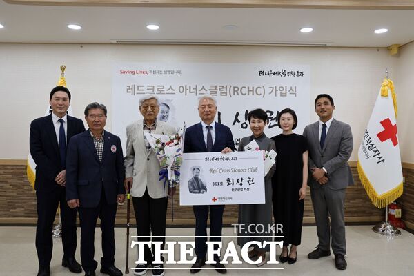 최상권 신우산업 회장이 25일 대한적십자사 레드크로스 아너스클럽 361호로 가입했다. /대한적십자사 대전·세종지사