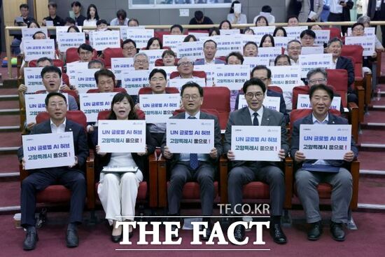 김영환 국회의원, 김미수 고양시의회 의장, 민경선 고양시장, 한준호·이기헌 국회의원(앞줄 왼쪽부터) 등 고양시 민·관·정이 25일 국회의원회관 제2소회의실에서 고양시 UN 글로벌 AI 허브 유치 선언식을 개최하고 유치 의지를 나타내는 손팻말을 들어 보이고 있다. /고양시