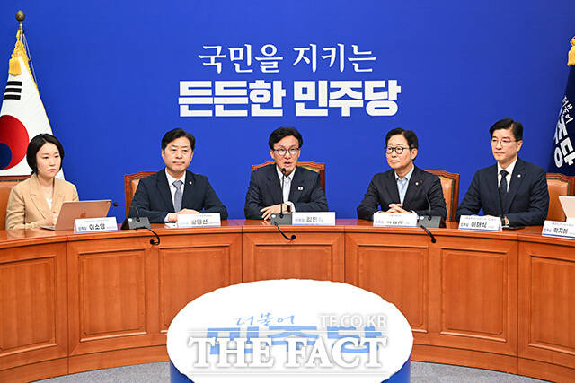 대통합추진단 1차 회의에서 모두발언 하는 김민석 대표(가운데).