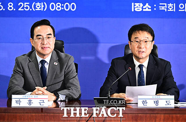 인사말 하는 한병도 더불어민주당 원내대표(오른쪽).