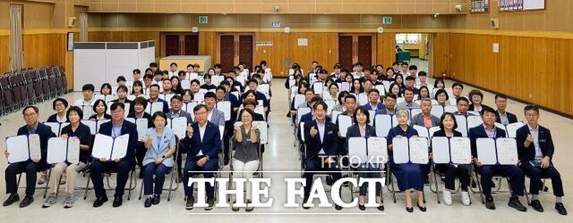 제주도 서귀포시가 하반기 정기인사 대상자들에게 임명장을 수여하고 있다. /서귀포시