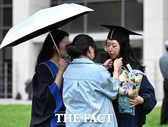 25일 오전 서울 종로구 성균관대학교에서 열린 '2026년 여름 학위수여식'에서 졸업생들이 졸업을 축하하며 학사모를 던지고 있다. /박헌우 기자