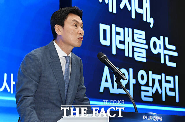 김상규 더팩트 대표이사가 25일 오후 서울 마포구 중소기업DMC타워에서 열린 '제2회 더팩트 미래전략포럼'에 참석해 개회사를 하고 있다. /박헌우 기자