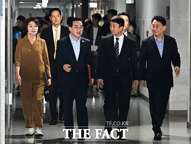 왼쪽부터 한정애 더불어민주당 정책위의장과 박홍근 기획예산처 장관, 한병도 민주당 원내대표, 이광재 국회 예산결산특별위원회 위원장이 지난달 21일 국회 의원회관에서 열린 2027년 예산안 당정협의에 참석하고 있다. /배정한 기자