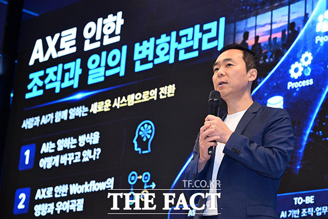 김지현 SK AI위원회 부사장이 25일 오후 서울 마포구 상암동 중소기업DMC타워에서 열린 ‘제2회 더팩트 미래전략 포럼’에서 ‘기업 현장의 AX 현주소와 앞으로의 과제’를 주제로 특별강연하고 있다. /서예원 기자
